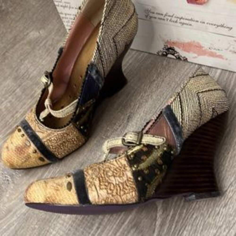 Kenzie tan velvet wedges. Comes in original box - Picture 7 of 7